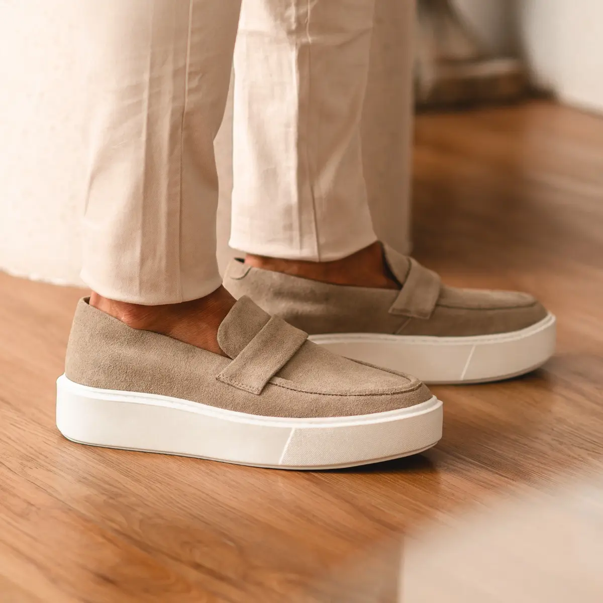 SAPATO MASCULINO LOAFER SOCIAL CASUAL EM CAMURÇA ROSSETTI MARFIM