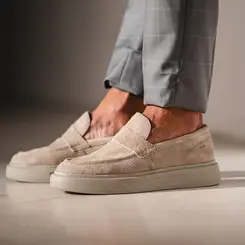 SAPATO MASCULINO LOAFER SOCIAL CASUAL EM CAMURÇA MILANO MARFIM